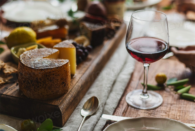 Tafel mit Rotwein, Käse und Früchten